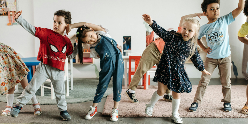 Groupe d'enfants qui danse pour le développement émotionnel et social