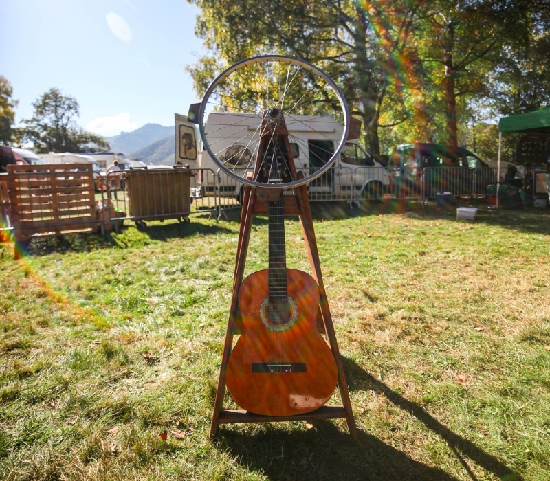 la roue guitare fabriquée par une guitare et une roue de vélo