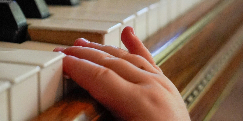 Main de bébé sur un piano